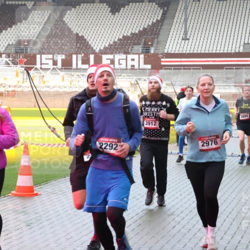 07.12.2025 - St. Pauli X-Mass-Run No. 15 Luisa Fischer http://msf.ph/oto/9386612 07.12.2025 11:41:19 Ziel 2313, 2292, 3912, 2976, 3880, 52, 726, 727, 1061, 1277, 1756, 2144, 2199, 2292, 2294, 2416, 2417, 2425, 2708, 2710, 2713, 2865, 2947, 2976, 3259, 3554, 3592, 3619, 3747, 3748, 3824, 3825, 3850, 3880, 3885, 3912, 4608 meine-sportfotos.de