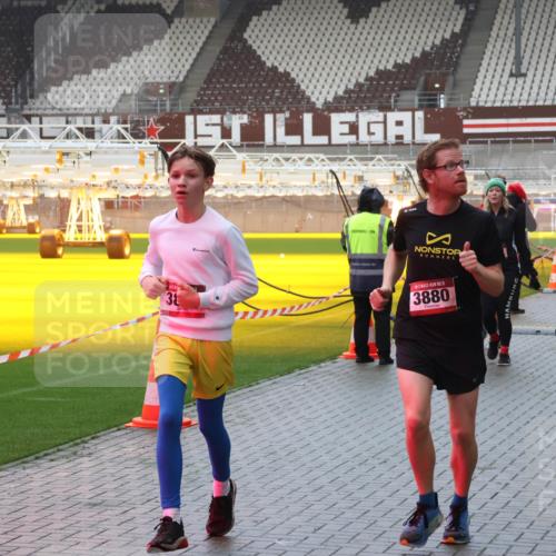 07.12.2025 - St. Pauli X-Mass-Run No. 15 Luisa Fischer http://msf.ph/oto/9386626 07.12.2025 11:41:22 Ziel 38, 15, 3880, 52, 726, 727, 1061, 1277, 1756, 2199, 2292, 2294, 2416, 2417, 2425, 2708, 2710, 2865, 2947, 2976, 3259, 3592, 3619, 3747, 3748, 3850, 3880, 3885, 3912, 4608 meine-sportfotos.de