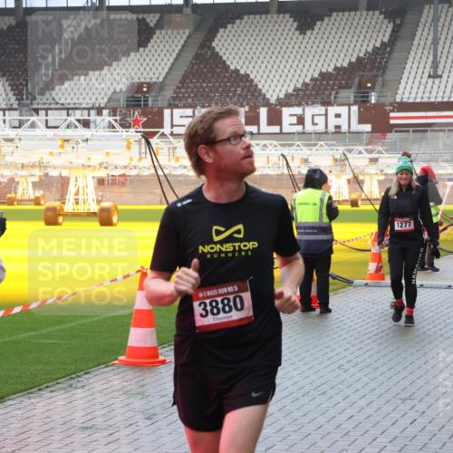 07.12.2025 - St. Pauli X-Mass-Run No. 15 Luisa Fischer http://msf.ph/oto/9386630 07.12.2025 11:41:23 Ziel 15, 385, 15, 3880, 1277, 52, 726, 727, 1061, 1277, 2199, 2292, 2294, 2416, 2417, 2425, 2708, 2710, 2865, 2947, 2976, 3259, 3592, 3619, 3747, 3748, 3850, 3880, 3885, 3912, 4608 meine-sportfotos.de