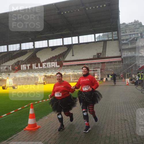 07.12.2025 - St. Pauli X-Mass-Run No. 15 Fabian Wolf http://msf.ph/oto/9386645 07.12.2025 10:16:23 Ziel 394, 1328, 2743 meine-sportfotos.de