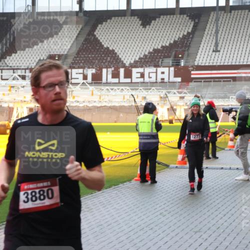 07.12.2025 - St. Pauli X-Mass-Run No. 15 Luisa Fischer http://msf.ph/oto/9386646 07.12.2025 11:41:23 Ziel 3880, 1277, 52, 726, 727, 1061, 1277, 2199, 2292, 2294, 2416, 2417, 2425, 2708, 2710, 2865, 2947, 2976, 3259, 3592, 3619, 3747, 3748, 3850, 3880, 3885, 3912, 4608 meine-sportfotos.de