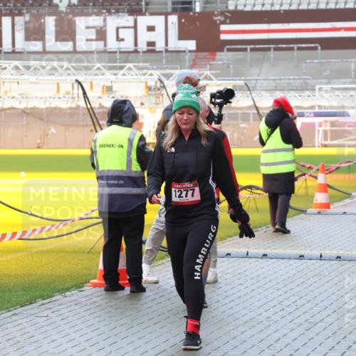 07.12.2025 - St. Pauli X-Mass-Run No. 15 Luisa Fischer http://msf.ph/oto/9386650 07.12.2025 11:41:25 Ziel 1277, 2708, 52, 726, 727, 1061, 1277, 2199, 2292, 2294, 2416, 2417, 2425, 2708, 2710, 2865, 2947, 2976, 3259, 3592, 3619, 3747, 3748, 3880, 3885, 3912, 4608 meine-sportfotos.de