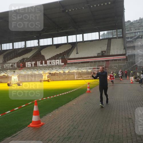 07.12.2025 - St. Pauli X-Mass-Run No. 15 Fabian Wolf http://msf.ph/oto/9386661 07.12.2025 10:16:28 Ziel 394, 1328, 2743, 4362, 4510 meine-sportfotos.de
