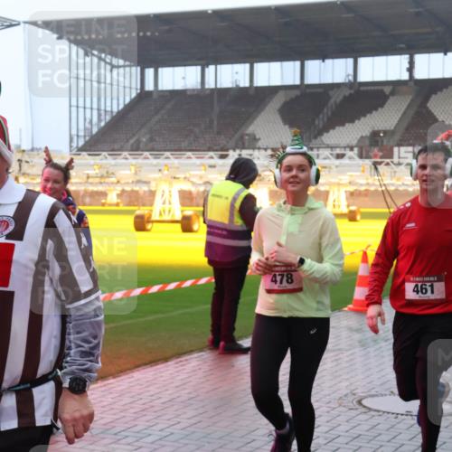 07.12.2025 - St. Pauli X-Mass-Run No. 15 Luisa Fischer http://msf.ph/oto/9386663 07.12.2025 10:20:54 Ziel 15, 447, 478, 461, 3862, 392, 447, 452, 459, 461, 478, 1016, 1076, 1364, 1466, 1553, 1903, 2187, 2238, 2751, 2855, 3473, 3832, 3846, 3871, 4042, 4071, 4116, 4490, 4503, 4517, 4523 meine-sportfotos.de