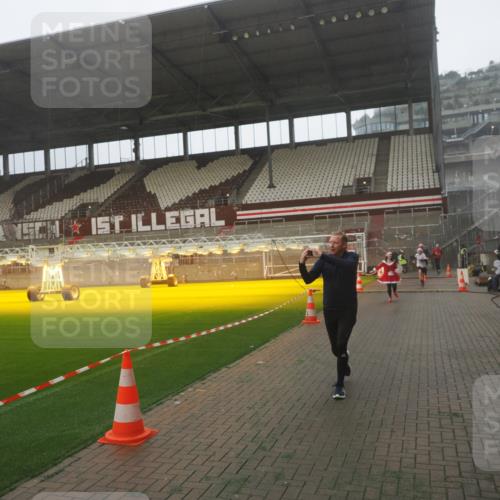 07.12.2025 - St. Pauli X-Mass-Run No. 15 Fabian Wolf http://msf.ph/oto/9386670 07.12.2025 10:16:28 Ziel 394, 1328, 2743, 4362, 4510 meine-sportfotos.de