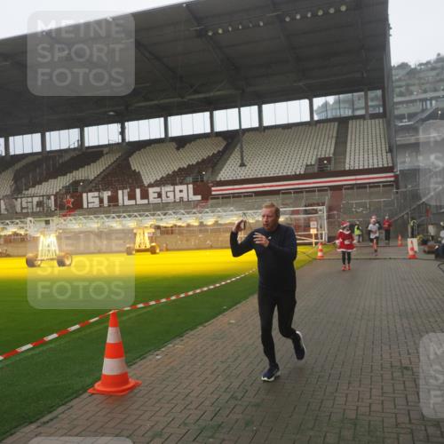 07.12.2025 - St. Pauli X-Mass-Run No. 15 Fabian Wolf http://msf.ph/oto/9386679 07.12.2025 10:16:28 Ziel 394, 1328, 2743, 4362, 4510 meine-sportfotos.de