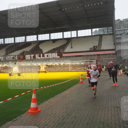 07.12.2025 - St. Pauli X-Mass-Run No. 15 Fabian Wolf http://msf.ph/oto/9386713 07.12.2025 10:16:33 Ziel 1328, 2185, 2266, 2743, 4362, 4363, 4510 meine-sportfotos.de