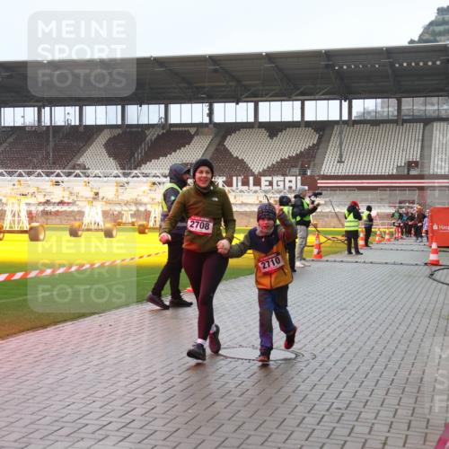 07.12.2025 - St. Pauli X-Mass-Run No. 15 Luisa Fischer http://msf.ph/oto/9386715 07.12.2025 11:41:39 Ziel 2708, 2710, 1277, 2199, 2292, 2294, 2425, 2465, 2466, 2470, 2471, 2476, 2479, 2491, 2708, 2710, 2865, 2947, 2976, 3153, 3204, 3259, 3393, 3505, 3532, 3592, 3619, 3732, 3747, 3748, 3880, 3885, 3912, 4608 meine-sportfotos.de