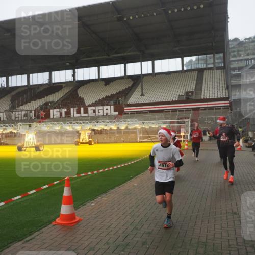 07.12.2025 - St. Pauli X-Mass-Run No. 15 Fabian Wolf http://msf.ph/oto/9386728 07.12.2025 10:16:34 Ziel 2185, 2266, 4362, 4363, 4510 meine-sportfotos.de
