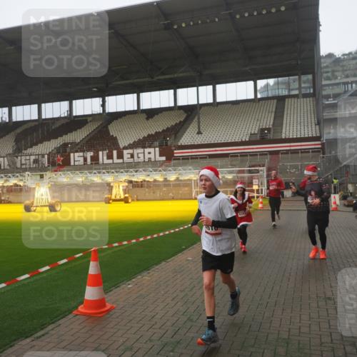 07.12.2025 - St. Pauli X-Mass-Run No. 15 Fabian Wolf http://msf.ph/oto/9386733 07.12.2025 10:16:34 Ziel 2185, 2266, 4362, 4363, 4510 meine-sportfotos.de