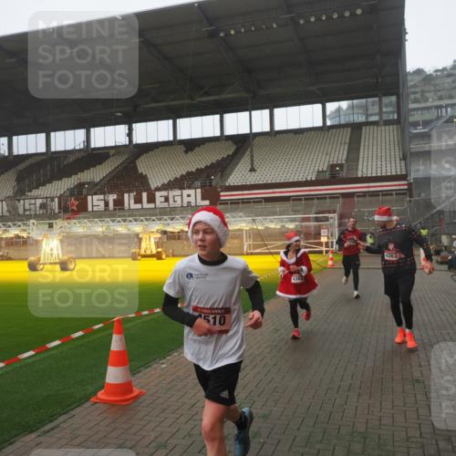 07.12.2025 - St. Pauli X-Mass-Run No. 15 Fabian Wolf http://msf.ph/oto/9386740 07.12.2025 10:16:35 Ziel 2185, 2266, 4362, 4363, 4510 meine-sportfotos.de