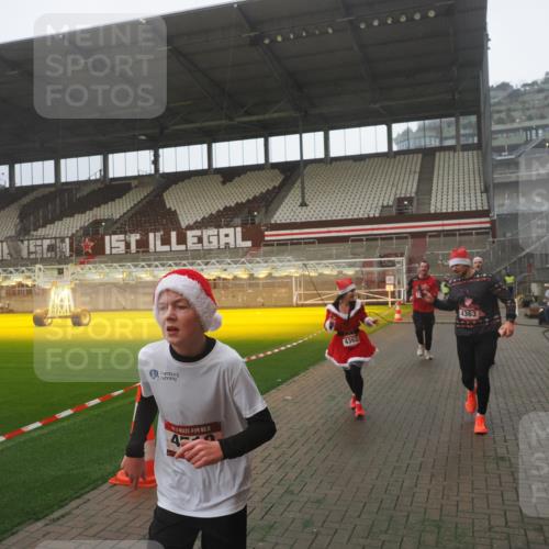 07.12.2025 - St. Pauli X-Mass-Run No. 15 Fabian Wolf http://msf.ph/oto/9386745 07.12.2025 10:16:35 Ziel 2185, 2266, 4362, 4363, 4510 meine-sportfotos.de