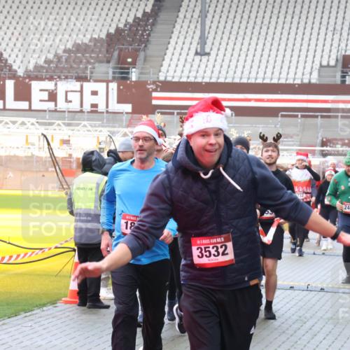 07.12.2025 - St. Pauli X-Mass-Run No. 15 Luisa Fischer http://msf.ph/oto/9386752 07.12.2025 11:42:02 Ziel 15, 204, 18, 15, 3532, 2440, 2466, 1801, 2231, 2435, 2465, 2466, 2470, 2471, 2476, 2479, 2491, 3153, 3204, 3222, 3393, 3479, 3505, 3532, 3555, 3718, 3732, 3747, 3748, 3755, 3757, 3764, 3784 meine-sportfotos.de