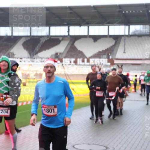 07.12.2025 - St. Pauli X-Mass-Run No. 15 Luisa Fischer http://msf.ph/oto/9386763 07.12.2025 11:42:05 Ziel 3204, 1801, 15, 1801, 2231, 2435, 2465, 2466, 2470, 2471, 2476, 2479, 2491, 3153, 3204, 3222, 3393, 3479, 3505, 3532, 3555, 3717, 3718, 3732, 3747, 3748, 3755, 3757, 3764, 3784 meine-sportfotos.de