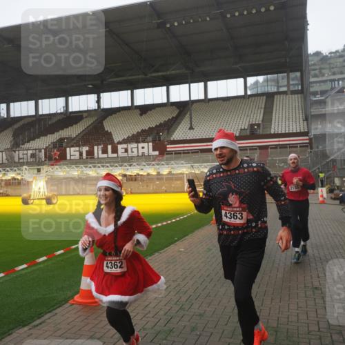 07.12.2025 - St. Pauli X-Mass-Run No. 15 Fabian Wolf http://msf.ph/oto/9386770 07.12.2025 10:16:36 Ziel 2185, 2266, 4362, 4363, 4510 meine-sportfotos.de