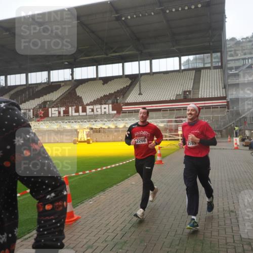07.12.2025 - St. Pauli X-Mass-Run No. 15 Fabian Wolf http://msf.ph/oto/9386785 07.12.2025 10:16:37 Ziel 2185, 2266, 4362, 4363, 4510 meine-sportfotos.de
