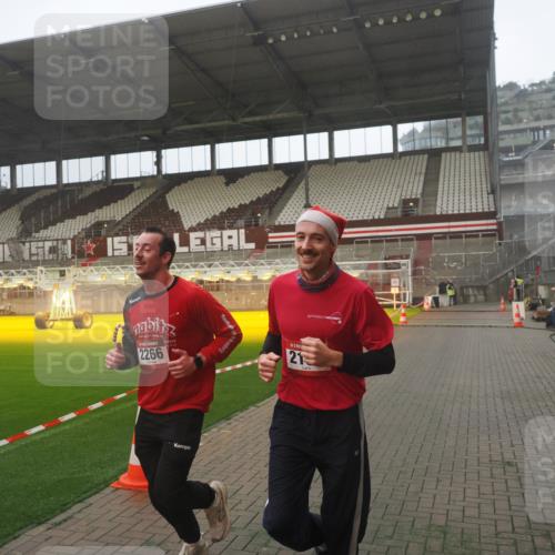 07.12.2025 - St. Pauli X-Mass-Run No. 15 Fabian Wolf http://msf.ph/oto/9386798 07.12.2025 10:16:37 Ziel 2185, 2266, 4362, 4363, 4510 meine-sportfotos.de