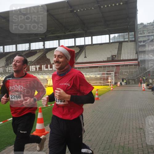 07.12.2025 - St. Pauli X-Mass-Run No. 15 Fabian Wolf http://msf.ph/oto/9386801 07.12.2025 10:16:38 Ziel 2185, 2266, 4362, 4363, 4510 meine-sportfotos.de