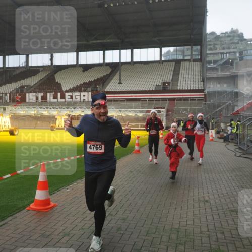 07.12.2025 - St. Pauli X-Mass-Run No. 15 Fabian Wolf http://msf.ph/oto/9386829 07.12.2025 10:16:48 Ziel 1989, 1997, 2185, 2266, 3633, 4356, 4359, 4363, 4769 meine-sportfotos.de