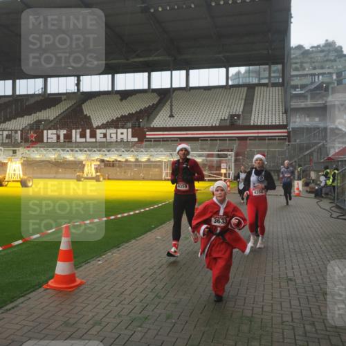 07.12.2025 - St. Pauli X-Mass-Run No. 15 Fabian Wolf http://msf.ph/oto/9386845 07.12.2025 10:16:49 Ziel 1620, 1989, 1997, 2185, 2266, 3633, 4356, 4359, 4363, 4769 meine-sportfotos.de