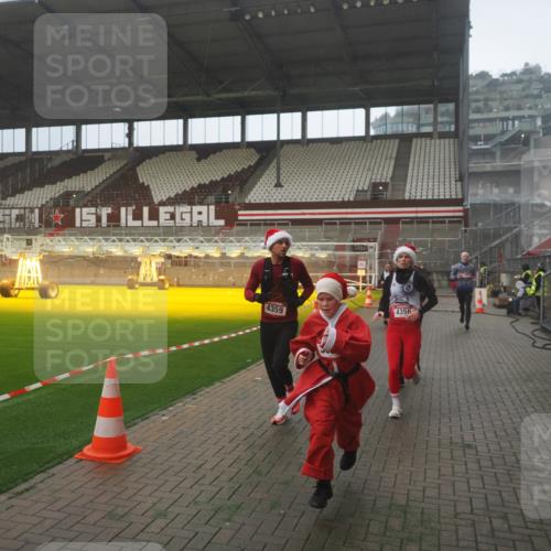 07.12.2025 - St. Pauli X-Mass-Run No. 15 Fabian Wolf http://msf.ph/oto/9386849 07.12.2025 10:16:49 Ziel 1620, 1989, 1997, 2185, 2266, 3633, 4356, 4359, 4363, 4769 meine-sportfotos.de