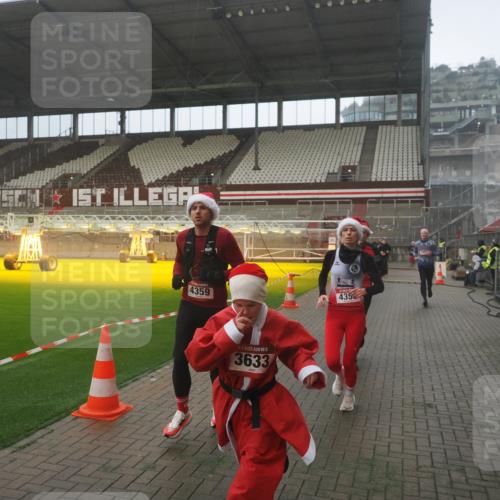 07.12.2025 - St. Pauli X-Mass-Run No. 15 Fabian Wolf http://msf.ph/oto/9386857 07.12.2025 10:16:49 Ziel 1620, 1989, 1997, 2185, 2266, 3633, 4356, 4359, 4363, 4769 meine-sportfotos.de
