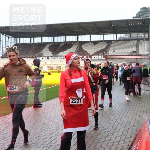 07.12.2025 - St. Pauli X-Mass-Run No. 15 Luisa Fischer http://msf.ph/oto/9386865 07.12.2025 11:42:39 Ziel 1834, 2231, 1658, 378, 15, 462, 465, 1288, 1834, 2291, 2435, 3479, 3717, 3718, 3810, 3903, 3905, 3906, 3908, 3922, 3923, 4600, 4605, 4606, 4614 meine-sportfotos.de
