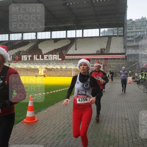 07.12.2025 - St. Pauli X-Mass-Run No. 15 Fabian Wolf http://msf.ph/oto/9386867 07.12.2025 10:16:50 Ziel 1620, 1989, 1997, 2185, 2266, 3633, 4356, 4359, 4769 meine-sportfotos.de