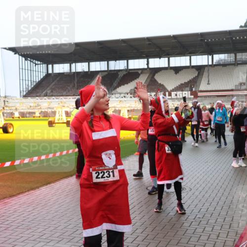 07.12.2025 - St. Pauli X-Mass-Run No. 15 Luisa Fischer http://msf.ph/oto/9386869 07.12.2025 11:42:41 Ziel 2231, 165, 33, 378, 15, 462, 465, 976, 1288, 1834, 2291, 3717, 3718, 3810, 3903, 3905, 3906, 3908, 3922, 3923, 4600, 4605, 4606, 4614 meine-sportfotos.de