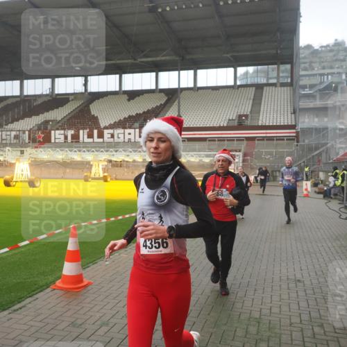 07.12.2025 - St. Pauli X-Mass-Run No. 15 Fabian Wolf http://msf.ph/oto/9386871 07.12.2025 10:16:50 Ziel 1620, 1989, 1997, 2185, 2266, 3633, 4356, 4359, 4769 meine-sportfotos.de