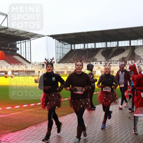 07.12.2025 - St. Pauli X-Mass-Run No. 15 Luisa Fischer http://msf.ph/oto/9386873 07.12.2025 11:42:46 Ziel 3903, 908, 3717, 5, 33, 390, 3784, 15, 462, 465, 976, 1288, 1834, 2291, 3717, 3718, 3810, 3903, 3905, 3906, 3908, 3922, 3923, 4600, 4605, 4606, 4614 meine-sportfotos.de