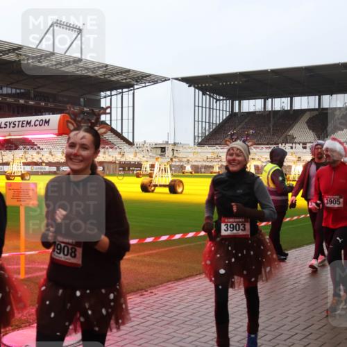 07.12.2025 - St. Pauli X-Mass-Run No. 15 Luisa Fischer http://msf.ph/oto/9386877 07.12.2025 11:42:47 Ziel 9, 5, 908, 3903, 3905, 15, 462, 465, 976, 1288, 1834, 2291, 3717, 3810, 3903, 3905, 3906, 3908, 3922, 3923, 4600, 4605, 4606, 4614 meine-sportfotos.de