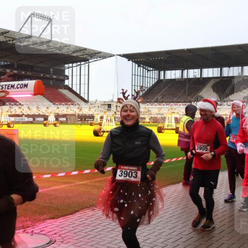 07.12.2025 - St. Pauli X-Mass-Run No. 15 Luisa Fischer http://msf.ph/oto/9386879 07.12.2025 11:42:47 Ziel 15, 390, 1, 5, 3903, 371, 3905, 3906, 33, 15, 462, 465, 976, 1288, 1834, 2291, 3717, 3810, 3903, 3905, 3906, 3908, 3922, 3923, 4600, 4605, 4606, 4614 meine-sportfotos.de