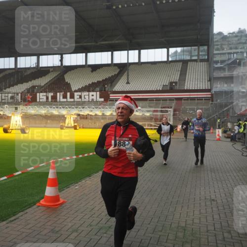 07.12.2025 - St. Pauli X-Mass-Run No. 15 Fabian Wolf http://msf.ph/oto/9386883 07.12.2025 10:16:51 Ziel 1620, 1989, 1997, 2185, 2266, 3633, 4356, 4359, 4769 meine-sportfotos.de