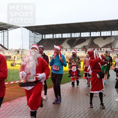 07.12.2025 - St. Pauli X-Mass-Run No. 15 Luisa Fischer http://msf.ph/oto/9386884 07.12.2025 11:42:49 Ziel 3906, 3718, 465, 33, 4605, 24, 15, 320, 323, 462, 465, 976, 1288, 1834, 2291, 3435, 3717, 3810, 3903, 3905, 3906, 3908, 3922, 3923, 4600, 4605, 4606, 4614 meine-sportfotos.de