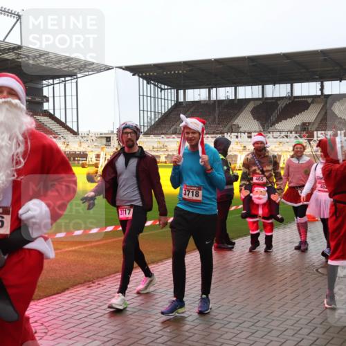 07.12.2025 - St. Pauli X-Mass-Run No. 15 Luisa Fischer http://msf.ph/oto/9386886 07.12.2025 11:42:49 Ziel 15, 3906, 3717, 3718, 465, 462, 33, 4605, 15, 320, 323, 462, 465, 976, 1288, 1834, 2291, 3435, 3717, 3810, 3903, 3905, 3906, 3908, 3922, 3923, 4600, 4605, 4606, 4614 meine-sportfotos.de