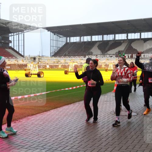 07.12.2025 - St. Pauli X-Mass-Run No. 15 Luisa Fischer http://msf.ph/oto/9386891 07.12.2025 10:21:37 Ziel 2565, 1407, 149, 270, 392, 1326, 1386, 1407, 1898, 1900, 2173, 2565, 2799, 2927, 3062, 3091, 3384, 3540, 3541, 3848, 3849, 3984, 3988, 4117, 4338 meine-sportfotos.de