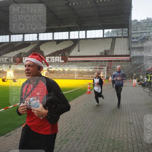 07.12.2025 - St. Pauli X-Mass-Run No. 15 Fabian Wolf http://msf.ph/oto/9386892 07.12.2025 10:16:51 Ziel 1620, 1989, 1997, 2185, 2266, 3633, 4356, 4359, 4769 meine-sportfotos.de