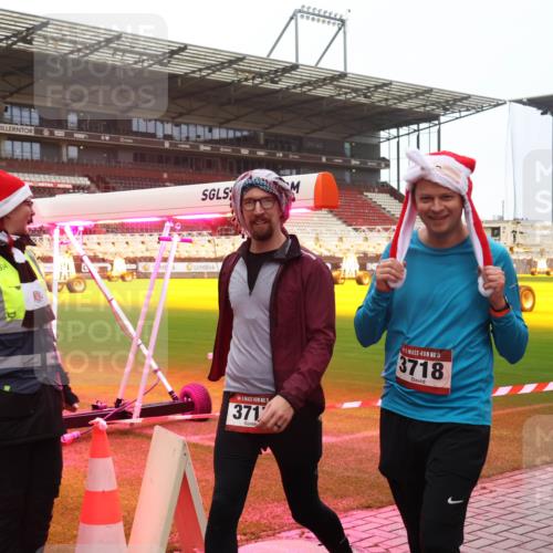 07.12.2025 - St. Pauli X-Mass-Run No. 15 Luisa Fischer http://msf.ph/oto/9386894 07.12.2025 11:42:51 Ziel 6834, 371, 5, 3718, 465, 15, 158, 172, 320, 323, 462, 465, 976, 1288, 1834, 2291, 3425, 3435, 3717, 3810, 3903, 3905, 3906, 3908, 3922, 3923, 3964, 3965, 4600, 4605, 4606, 4614 meine-sportfotos.de