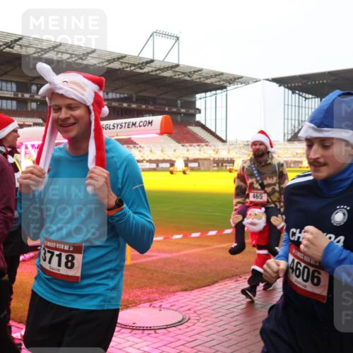 07.12.2025 - St. Pauli X-Mass-Run No. 15 Luisa Fischer http://msf.ph/oto/9386899 07.12.2025 11:42:52 Ziel 3718, 465, 4606, 158, 172, 320, 323, 462, 465, 976, 1288, 1834, 2291, 3425, 3435, 3717, 3810, 3903, 3905, 3906, 3908, 3922, 3923, 3964, 3965, 4600, 4605, 4606, 4614 meine-sportfotos.de