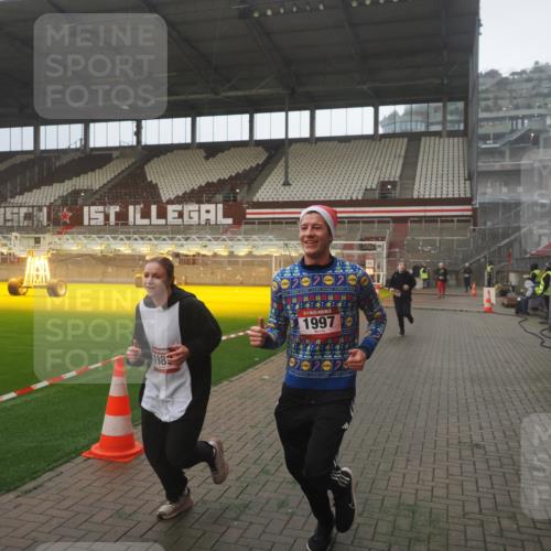 07.12.2025 - St. Pauli X-Mass-Run No. 15 Fabian Wolf http://msf.ph/oto/9386919 07.12.2025 10:16:53 Ziel 1620, 1989, 1997, 2694, 3633, 4356, 4359, 4769 meine-sportfotos.de