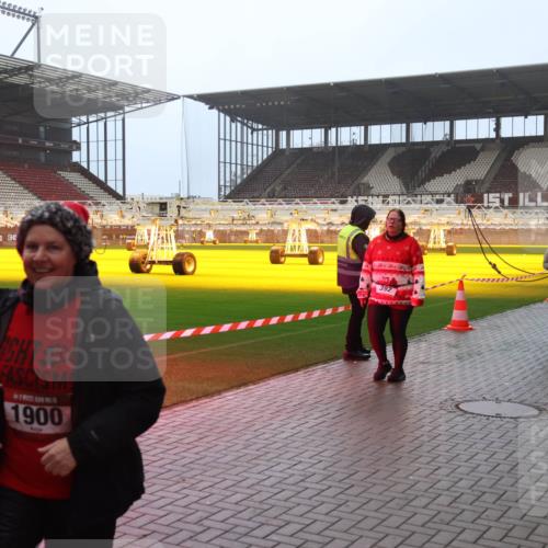 07.12.2025 - St. Pauli X-Mass-Run No. 15 Luisa Fischer http://msf.ph/oto/9386920 07.12.2025 10:21:41 Ziel 1900, 2173, 3848, 149, 270, 1326, 1386, 1407, 1898, 1900, 2173, 2565, 2799, 2927, 2997, 3062, 3091, 3384, 3540, 3541, 3848, 3849, 3984, 3988, 4117, 4158, 4169, 4170, 4338 meine-sportfotos.de