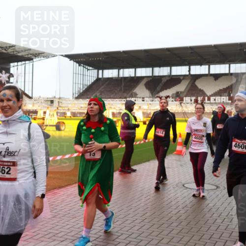 07.12.2025 - St. Pauli X-Mass-Run No. 15 Luisa Fischer http://msf.ph/oto/9386921 07.12.2025 11:42:54 Ziel 229, 462, 15, 4614, 4605, 3410, 4600, 158, 172, 320, 323, 462, 465, 976, 1288, 1834, 2291, 3425, 3435, 3810, 3903, 3905, 3906, 3908, 3922, 3923, 3964, 3965, 4600, 4605, 4606, 4614 meine-sportfotos.de