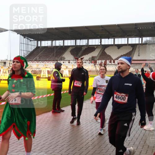 07.12.2025 - St. Pauli X-Mass-Run No. 15 Luisa Fischer http://msf.ph/oto/9386922 07.12.2025 11:42:55 Ziel 4614, 1, 2, 4605, 4600, 158, 172, 320, 323, 462, 465, 976, 1288, 1834, 2291, 3425, 3435, 3576, 3672, 3810, 3903, 3905, 3906, 3908, 3922, 3964, 3965, 4600, 4605, 4606, 4614 meine-sportfotos.de