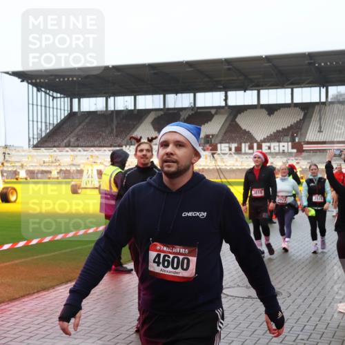 07.12.2025 - St. Pauli X-Mass-Run No. 15 Luisa Fischer http://msf.ph/oto/9386926 07.12.2025 11:42:55 Ziel 24, 15, 4600, 1, 3810, 3923, 3922, 3764, 158, 172, 320, 323, 462, 465, 976, 1288, 1834, 2291, 3425, 3435, 3576, 3672, 3810, 3903, 3905, 3906, 3908, 3922, 3964, 3965, 4600, 4605, 4606, 4614 meine-sportfotos.de