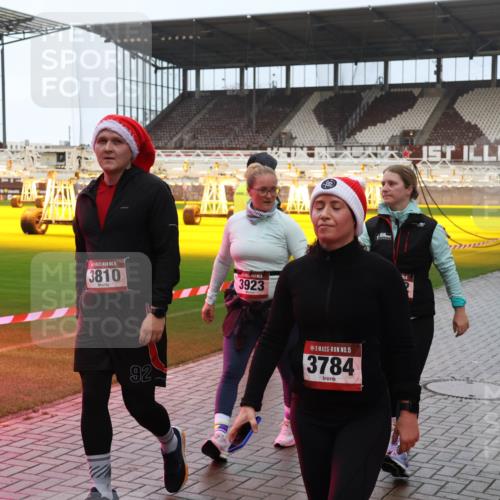 07.12.2025 - St. Pauli X-Mass-Run No. 15 Luisa Fischer http://msf.ph/oto/9386932 07.12.2025 11:43:01 Ziel 15, 3810, 3923, 92, 15, 3784, 976, 158, 172, 320, 323, 652, 976, 1288, 1834, 1975, 3425, 3435, 3576, 3579, 3663, 3672, 3810, 3903, 3905, 3906, 3908, 3953, 3964, 3965, 4600, 4606, 4614 meine-sportfotos.de