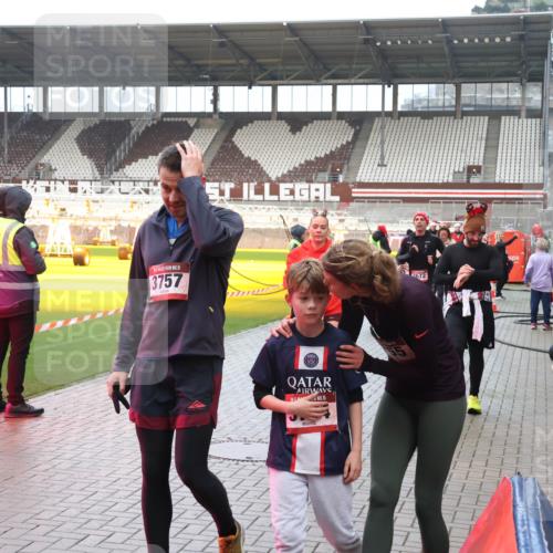 07.12.2025 - St. Pauli X-Mass-Run No. 15 Luisa Fischer http://msf.ph/oto/9386945 07.12.2025 11:43:05 Ziel 3757, 15, 55, 1672, 158, 172, 320, 323, 652, 976, 1288, 1975, 3425, 3435, 3576, 3579, 3663, 3672, 3903, 3905, 3906, 3908, 3953, 3964, 3965, 4600, 4606, 4614 meine-sportfotos.de