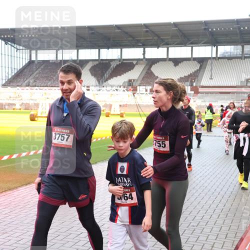 07.12.2025 - St. Pauli X-Mass-Run No. 15 Luisa Fischer http://msf.ph/oto/9386948 07.12.2025 11:43:06 Ziel 15, 3757, 15, 64, 755, 158, 172, 320, 323, 652, 976, 1288, 1975, 3425, 3435, 3576, 3579, 3663, 3672, 3903, 3905, 3906, 3908, 3953, 3964, 3965, 4600, 4606, 4614 meine-sportfotos.de