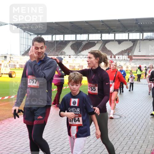 07.12.2025 - St. Pauli X-Mass-Run No. 15 Luisa Fischer http://msf.ph/oto/9386951 07.12.2025 11:43:06 Ziel 3757, 15, 3764, 755, 76, 158, 172, 320, 323, 652, 976, 1288, 1975, 3425, 3435, 3576, 3579, 3663, 3672, 3903, 3905, 3906, 3908, 3953, 3964, 3965, 4600, 4606, 4614 meine-sportfotos.de