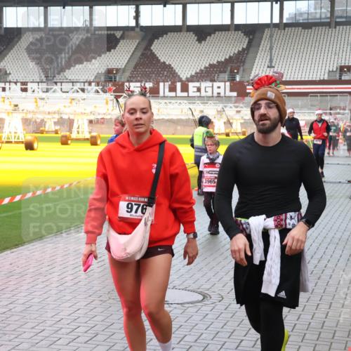 07.12.2025 - St. Pauli X-Mass-Run No. 15 Luisa Fischer http://msf.ph/oto/9386957 07.12.2025 11:43:09 Ziel 976, 3965, 3576, 158, 172, 320, 323, 652, 976, 1288, 1975, 3425, 3435, 3576, 3579, 3663, 3672, 3905, 3906, 3908, 3953, 3964, 3965, 4600, 4606, 4614 meine-sportfotos.de